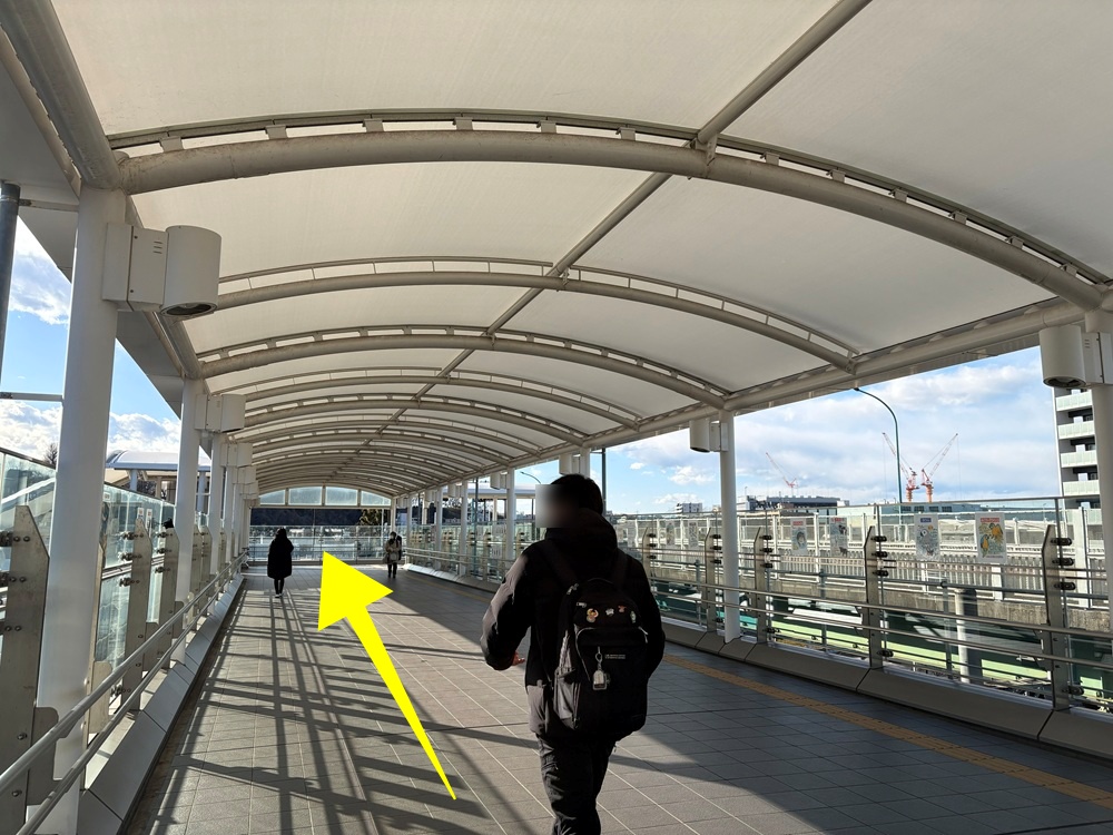 歩道橋をまっすぐ進む