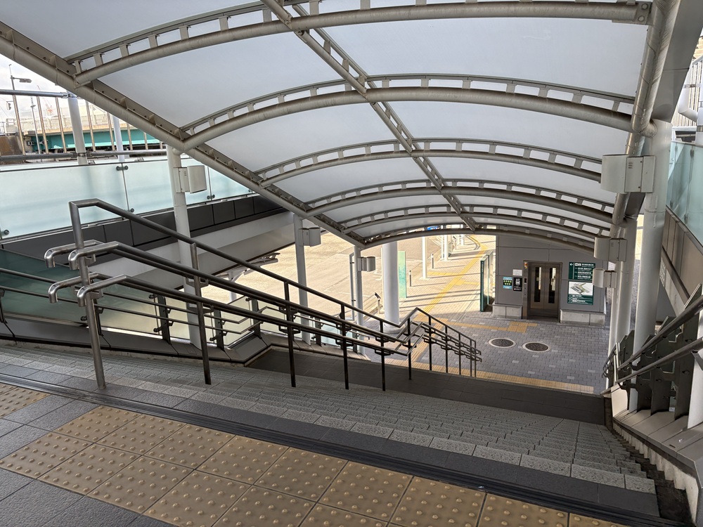 歩道橋の先、階段を下りれば新川崎交通広場