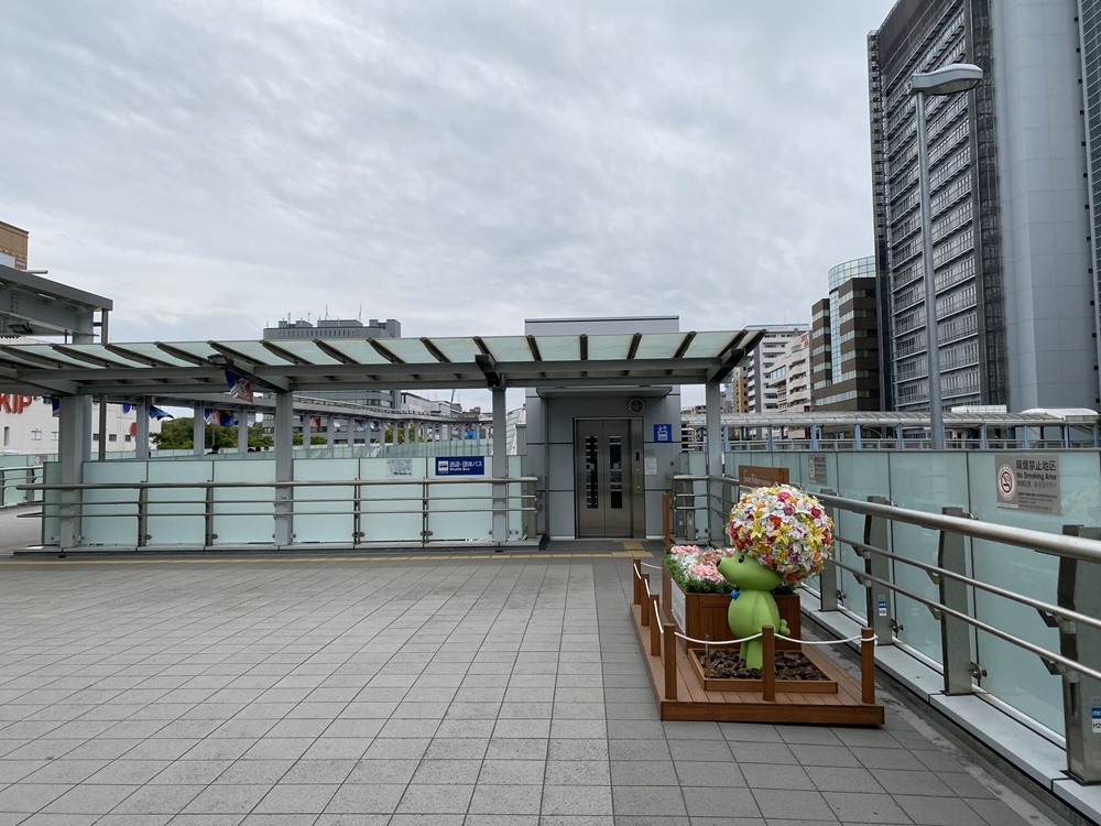 送迎・団体バス乗り場に降りるエスカレーター