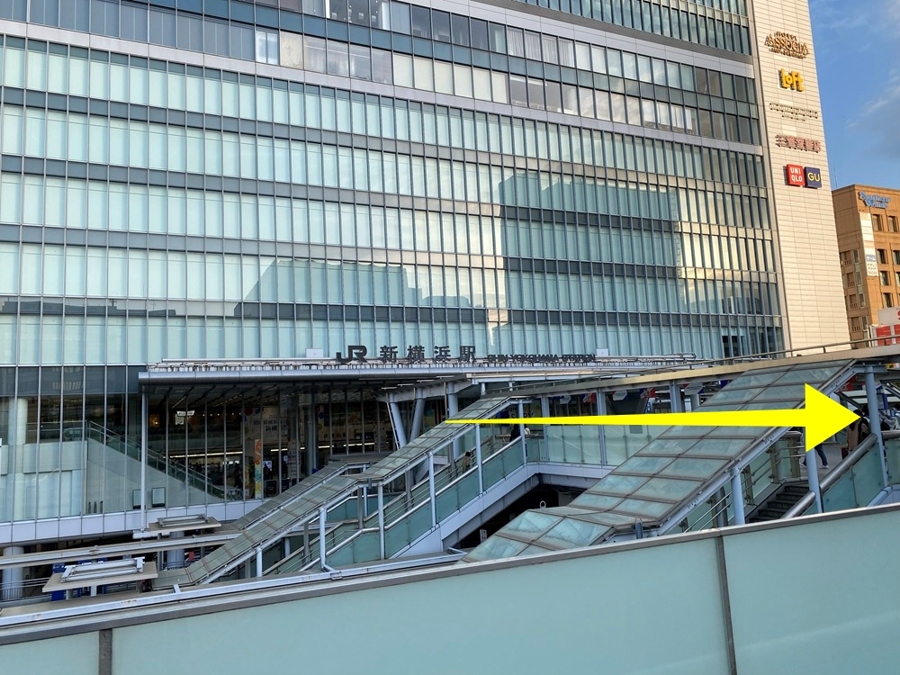 新横浜駅北口から歩道橋を真っすぐ進む