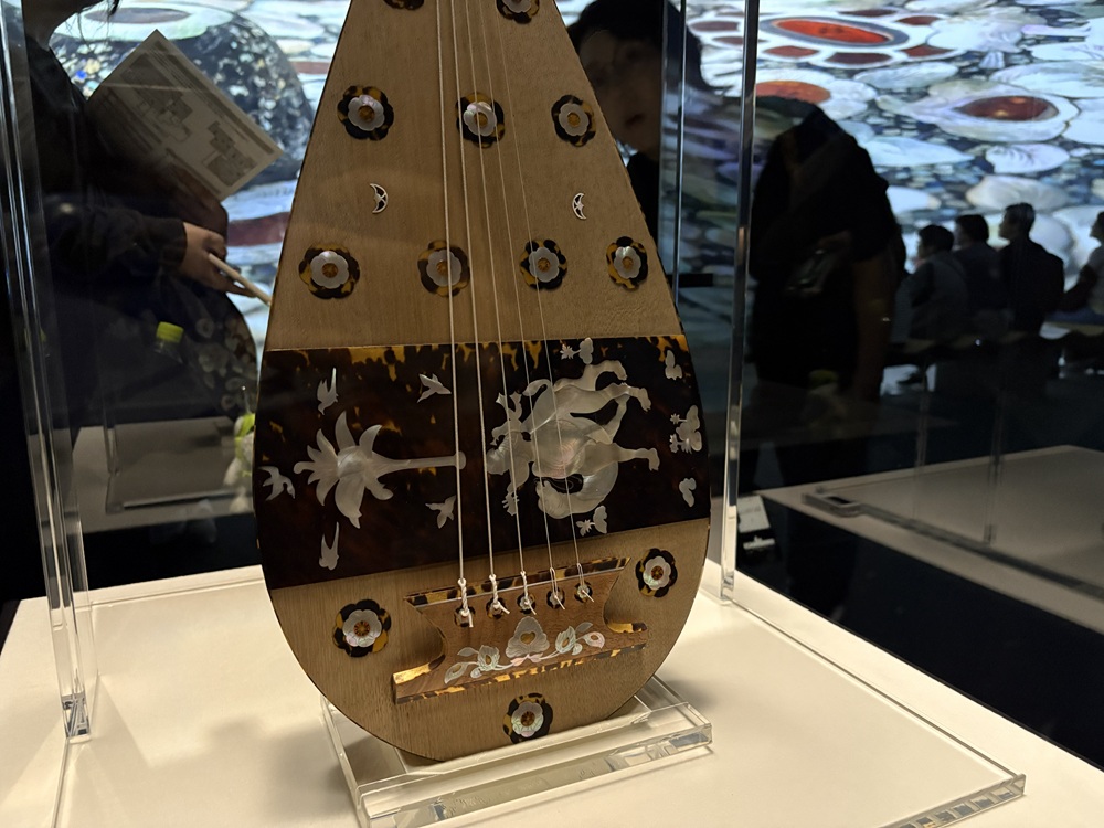 「螺鈿紫檀五絃琵琶」のレプリカ