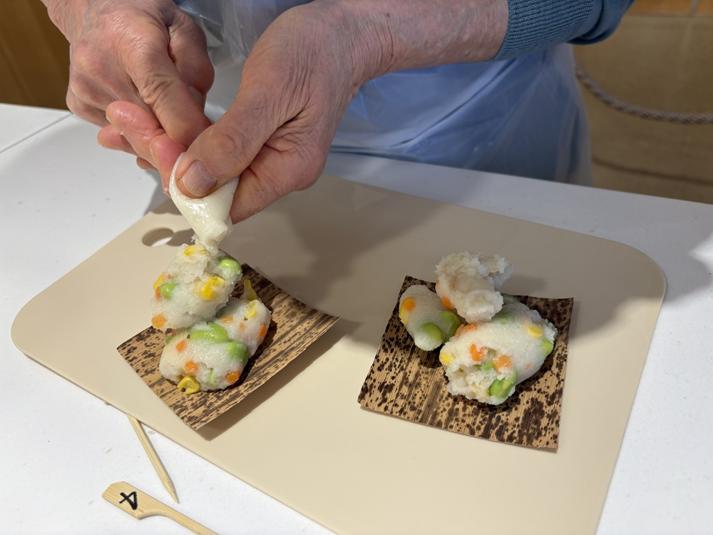 同じ量になるよう調整しながら絞り出す