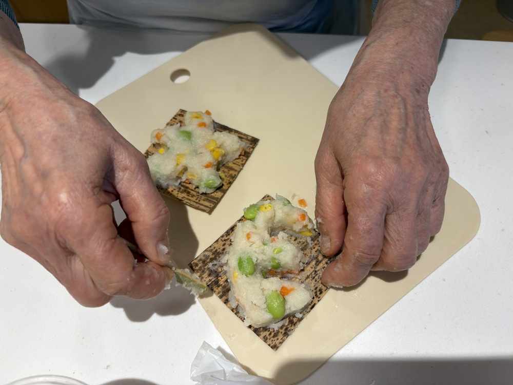 絞り出したすり身を好きな形に成形