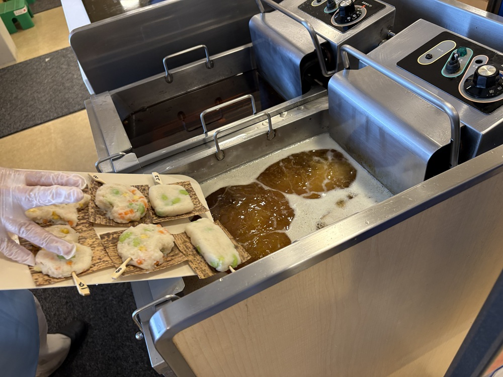 出来上がったかまぼこを揚げてくれる