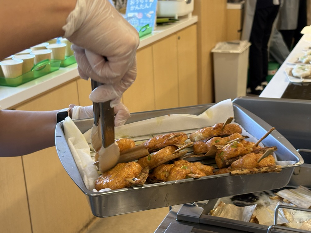 揚げたてのかまぼこを試食