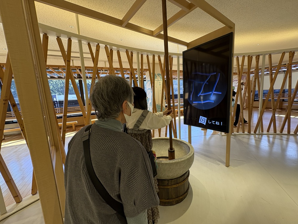 杵ですり身をすりつぶす体験