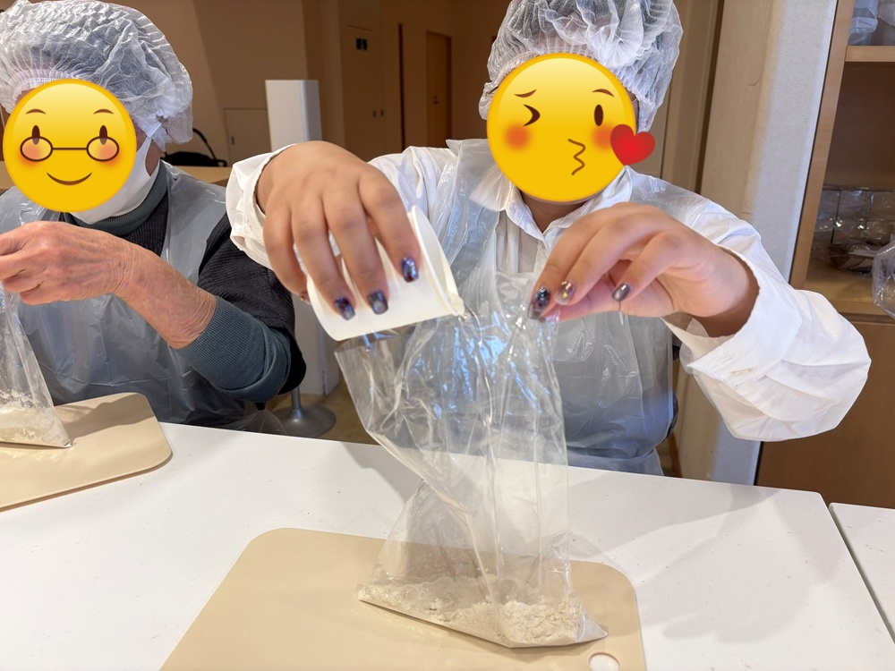 すり身パウダーに水を入れて練り練りする