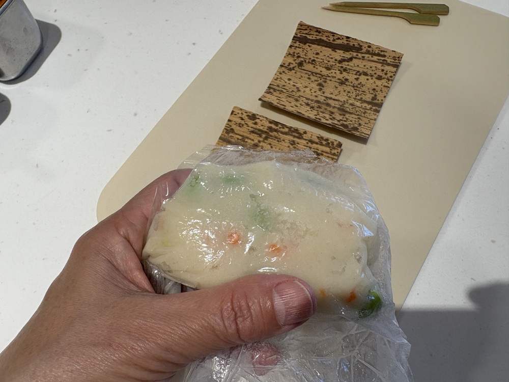 すり身を竹の皮にしぼりだす