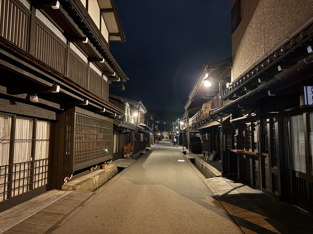 しんと静まり返る飛騨高山の街
