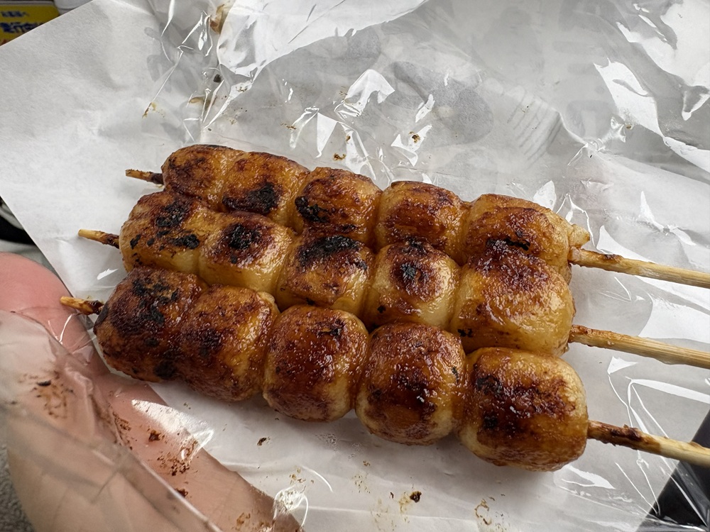 お醤油だれが香ばしいみたらしだんご