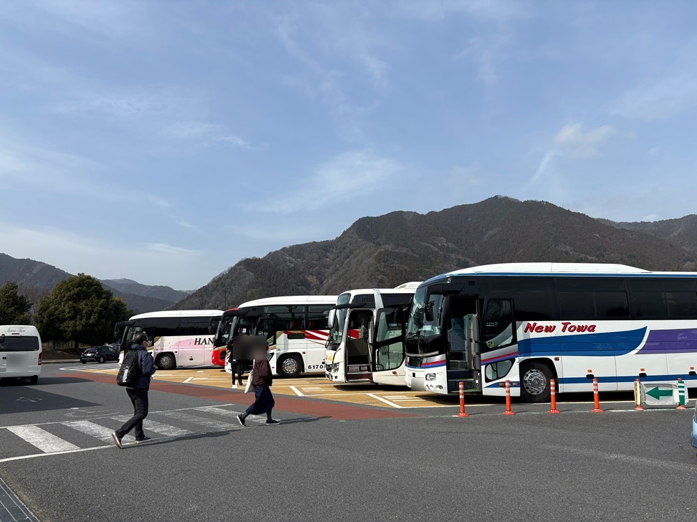 談合坂SAに並ぶツアーバス