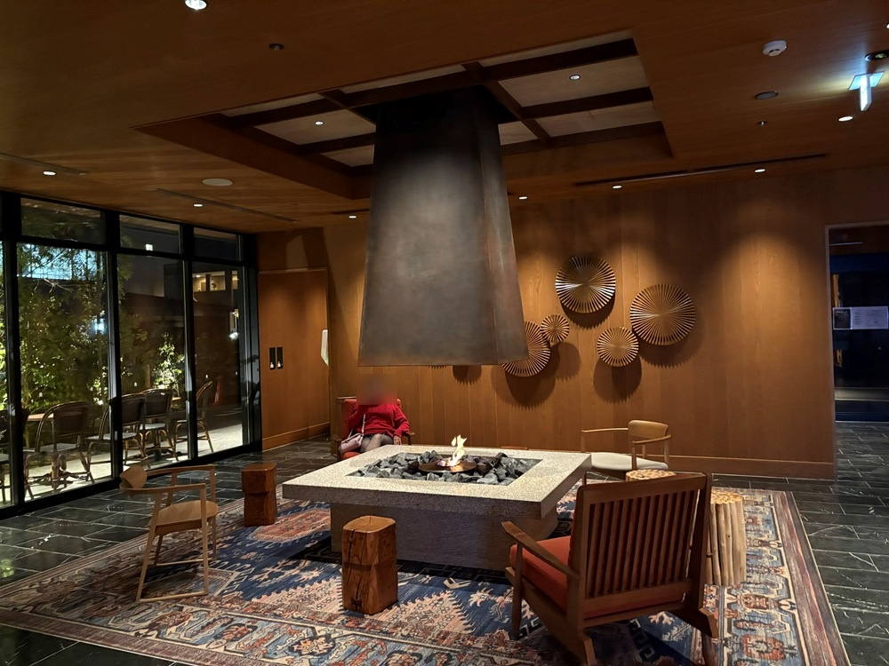 ロビーには暖炉も