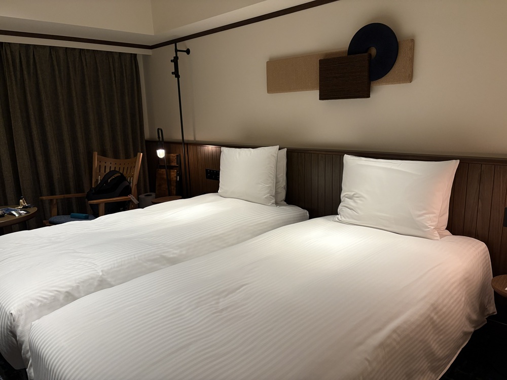 シンプルで居心地のよい客室