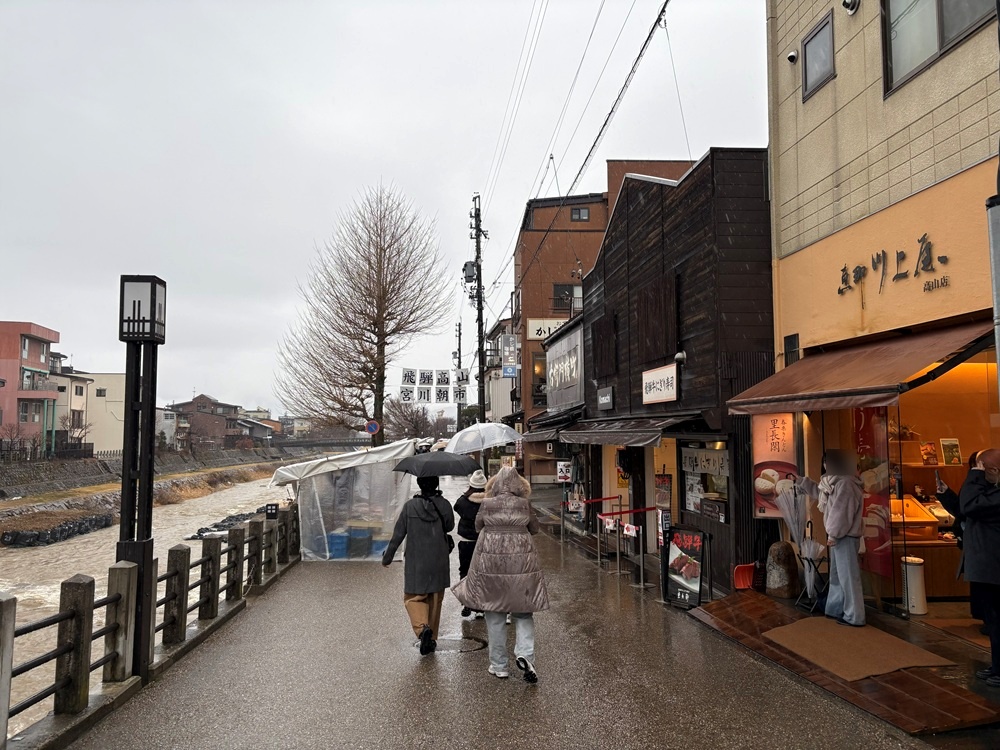 人気もテントもない「宮川の朝市」