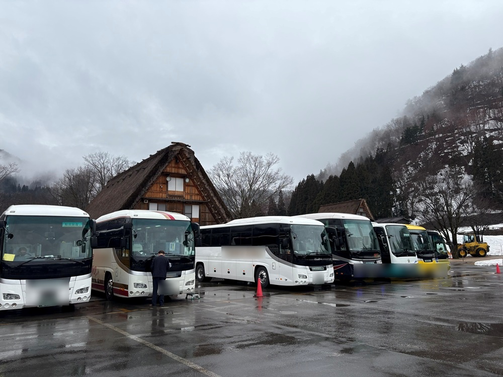 白川郷の観光バス駐車場