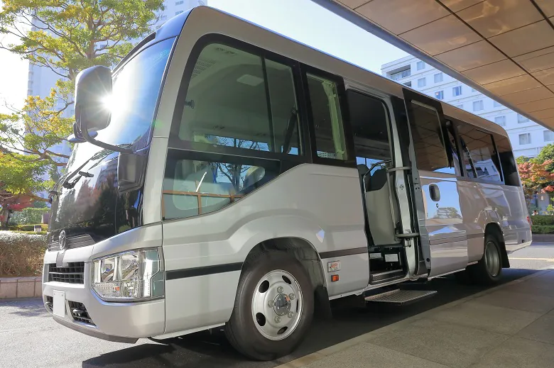  定期送迎ならバス料金は安くなる？工場・学校・駅までの送迎バスをお得に手配するコツ